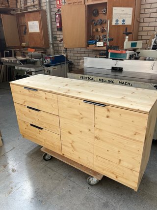 Mueble artesanal de madera