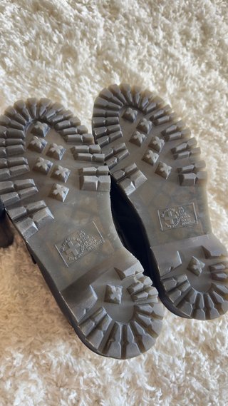 Mocasines Dr. Martens negros con flecos