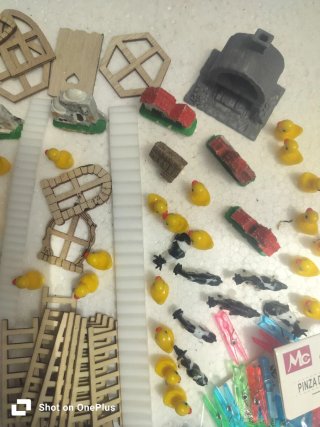 Lote miniaturas madera y plástico