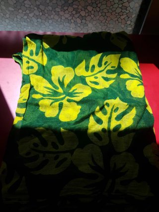 Pareo verde con estampado floral