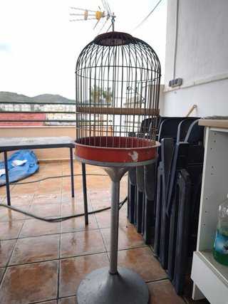 Jaula para pájaros con soporte