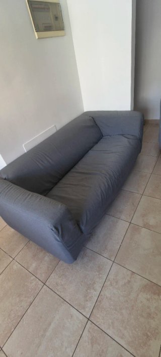 Sofá de tela gris para salón