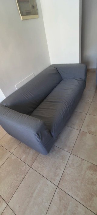 Sofá de tela gris para salón