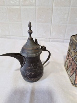 Antigua cafetera y caja árabe de latón