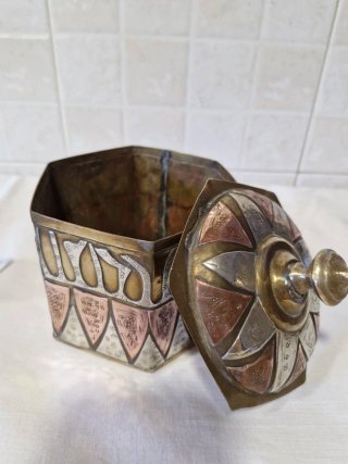 Antigua cafetera y caja árabe de latón