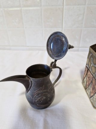 Antigua cafetera y caja árabe de latón