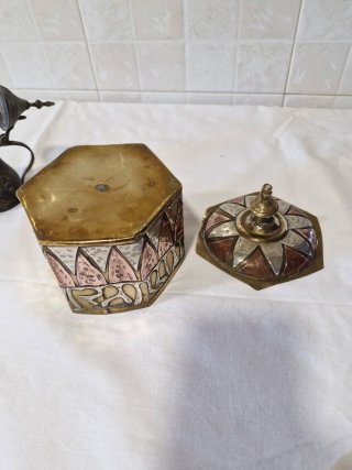 Antigua cafetera y caja árabe de latón