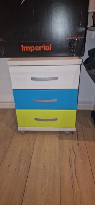 Mesa de noche infantil