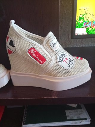 Zapatos de plataforma blancos y rojos