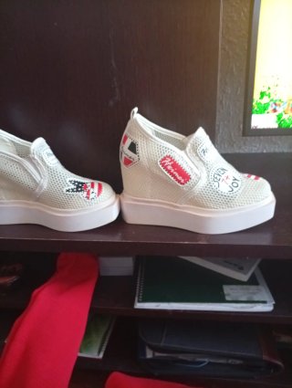 Zapatos de plataforma blancos y rojos