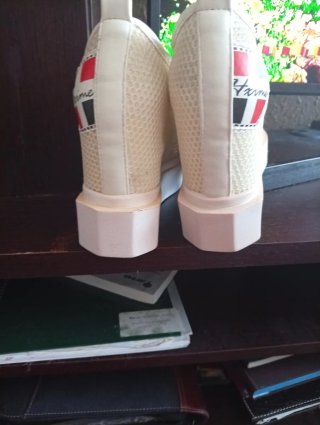 Zapatos de plataforma blancos y rojos