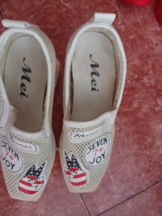 Zapatos de plataforma blancos y rojos