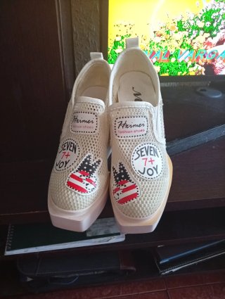 Zapatos de plataforma blancos y rojos