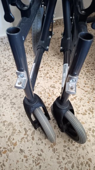 Silla de ruedas plegable con reposapies Nueva