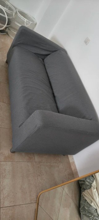 Sofá de tela gris