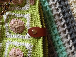 Bolso crochet flores verde y rosa