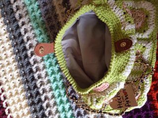 Bolso crochet flores verde y rosa