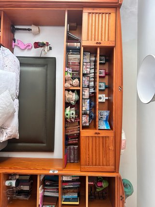Mueble de madera y cristal