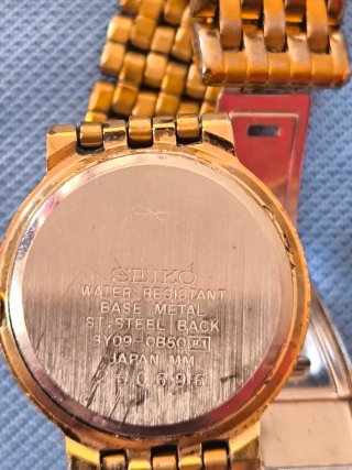Reloj Seiko Quartz Dorado y Blanco