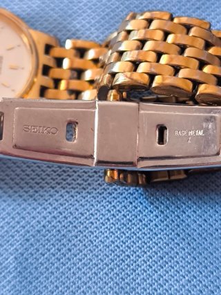 Reloj Seiko Quartz Dorado y Blanco