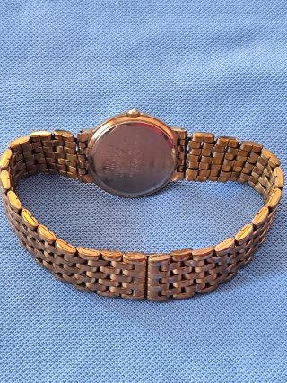 Reloj Seiko Quartz Dorado y Blanco