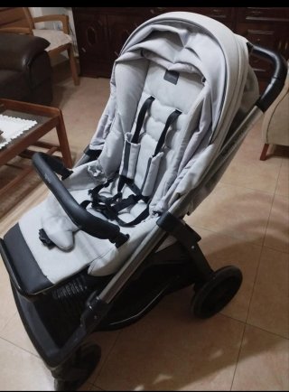 Cochecito de bebé gris