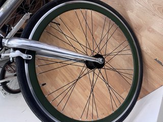 Bicicleta de ciudad plateada
