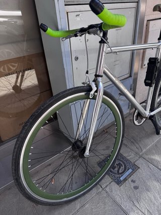 Bicicleta de ciudad plateada