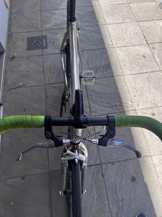 Bicicleta de ciudad plateada