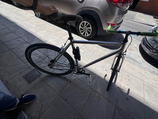 Bicicleta de ciudad plateada