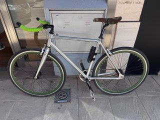 Bicicleta de ciudad plateada