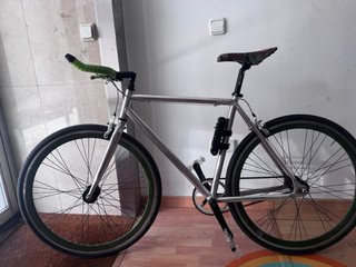 Bicicleta de ciudad plateada