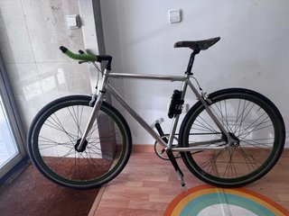 Bicicleta de ciudad plateada