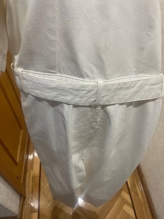 Mono blanco con cinturón y mangas abullonadas