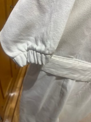 Mono blanco con cinturón y mangas abullonadas