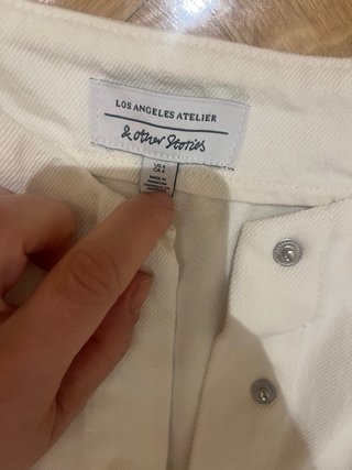 Mono blanco con cinturón y mangas abullonadas