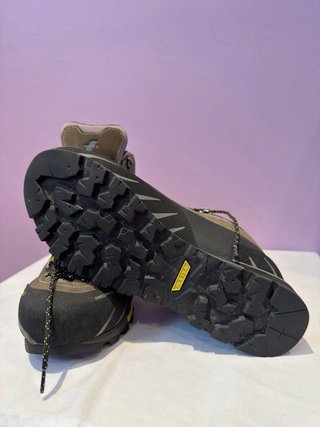 BOTAS DE MONTAÑAS IMPERMEABLES CON SISTEMA RECCO