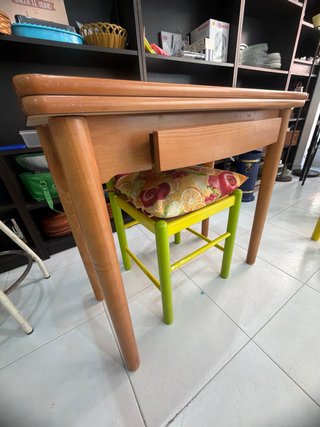 Mesa de cocina madera y patas verdes