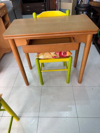 Mesa de cocina madera y patas verdes