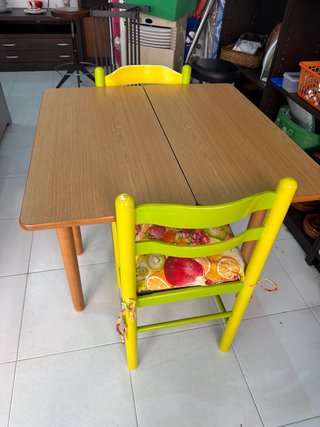 Mesa de cocina madera y patas verdes