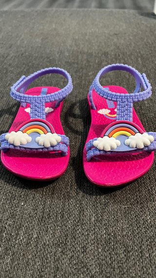 Sandalias Ipanema talla 20-21 dibujo arco iris