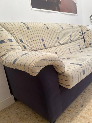 Sofá de tela beige y azul