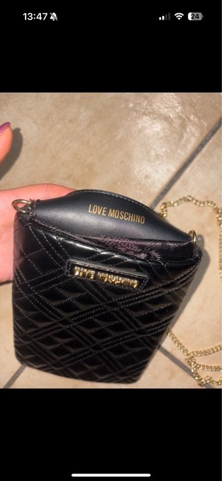 Borsa Love Moschino trapuntata nera con catena oro