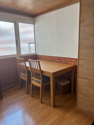 Mesa comedor extensible + 2 sillas madera