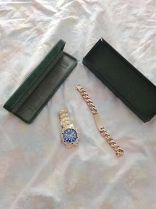 Reloj y Cadena Dorados