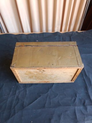 Baúl antiguo metal dorado