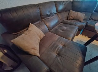 Sofá rinconera de piel y armario 2 puertas