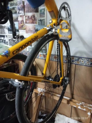 Bicicleta de carretera Cannondale amarilla