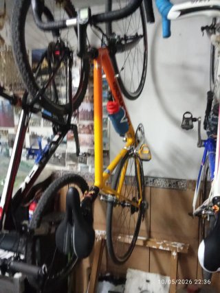 Bicicleta de carretera Cannondale amarilla