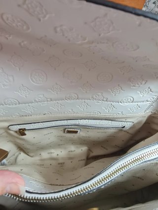 Bolso y cartera Guess crudo con logo G